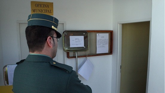 Guardia civil en colegio electoral Guardia civil en colegio electoral
