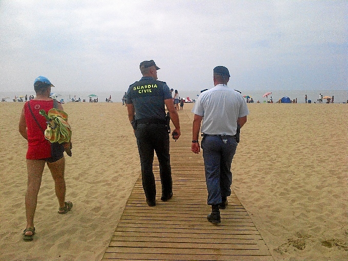 Guardia civil trabajando en verano Guardia civil trabajando en verano