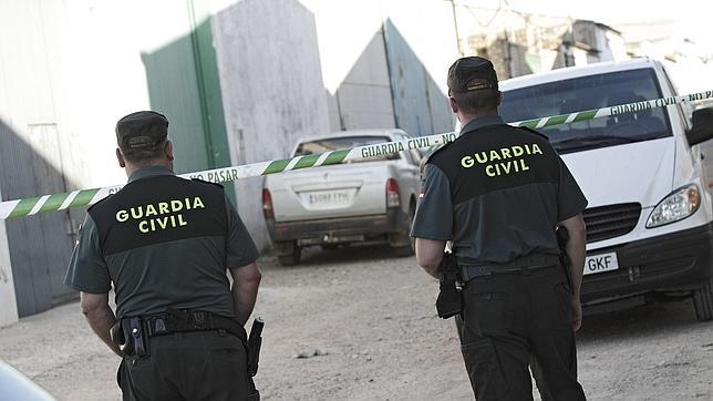Dos guardias civiles trabajando Dos guardias civiles trabajando