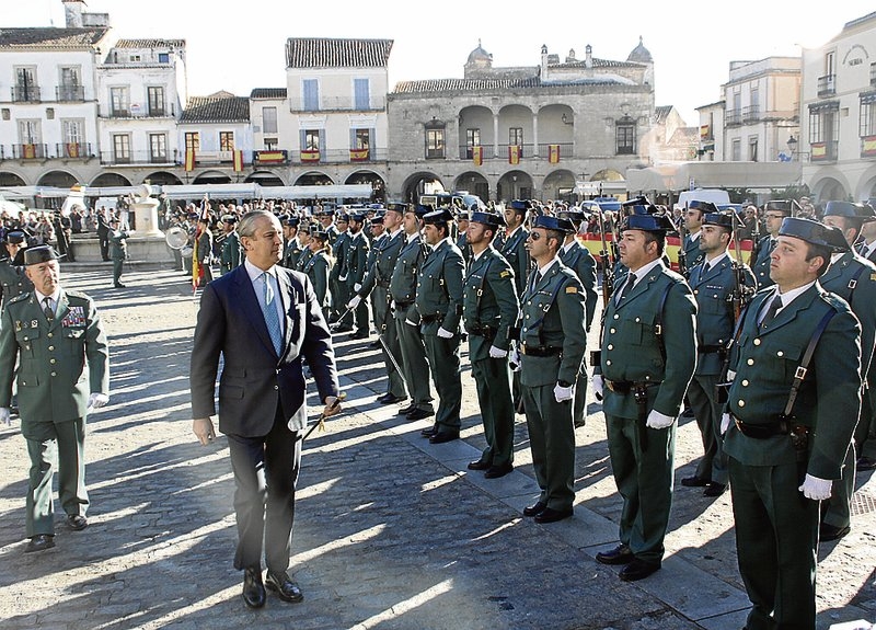 El director general de la Guardia Civil pasa revista el pasado mes de noviembre en la plaza mayor de la localidad cacereña de Trujillo. El director general de la Guardia Civil pasa revista el pasado mes de noviembre en la plaza mayor de la localidad cacereña de Trujillo.