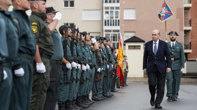 El ministro del Interior pasa revista a una formación de la Guardia Civil. El ministro del Interior pasa revista a una formación de la Guardia Civil.