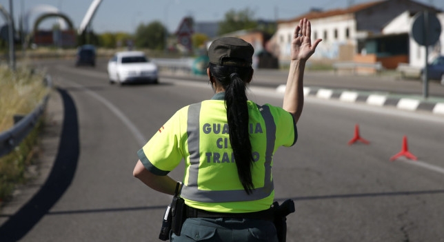 Una guardia civil en un control de tráfico Una guardia civil en un control de tráfico