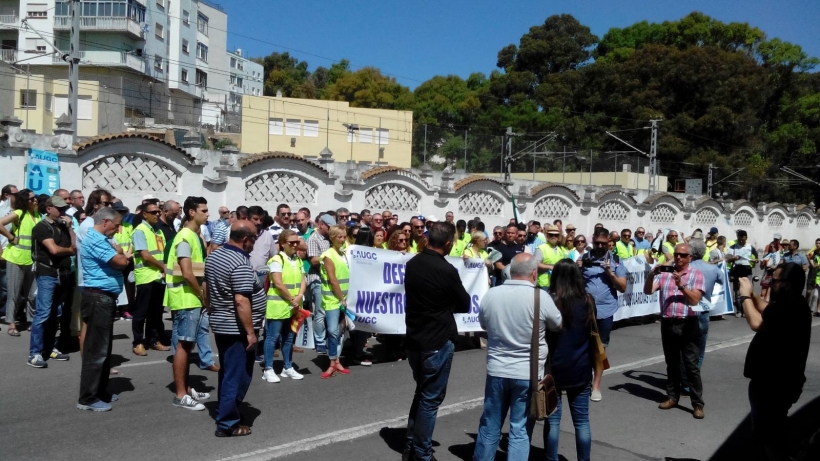 Familiares y compañeros de los guardias civiles sancionados se concentraron junto a representantes de la sociedad de Cádiz. Familiares y compañeros de los guardias civiles sancionados se concentraron junto a representantes de la sociedad de Cádiz.
