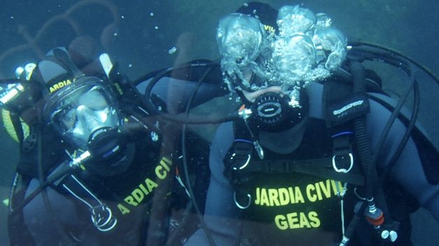 Dos miembros del GEAS de la Guardia Civil Dos miembros del GEAS de la Guardia Civil