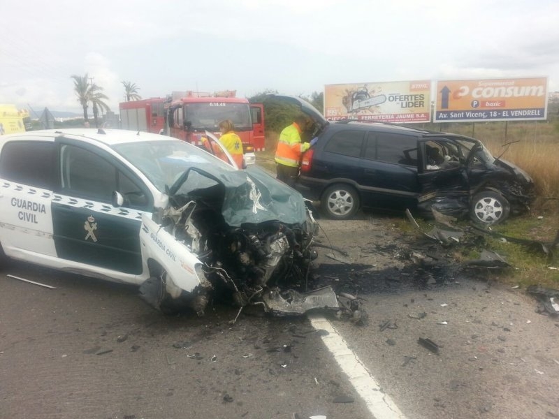 Imagen de archivo de un vehículo oficial de la Guardia Civil accidentado. Imagen de archivo de un vehículo oficial de la Guardia Civil accidentado.
