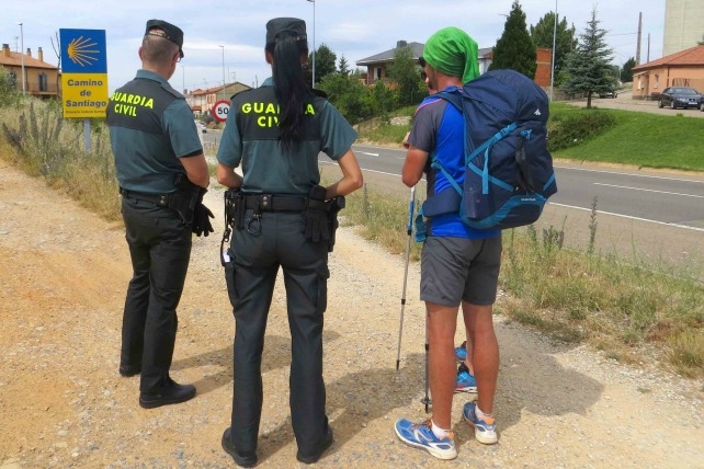 Dos guardias civiles atienden a un peregrino en el Camino de Santiago. Dos guardias civiles atienden a un peregrino en el Camino de Santiago.