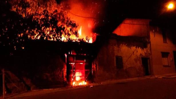Imagen del incendio de la casa en la localidad leonesa de Valderas. Imagen del incendio de la casa en la localidad leonesa de Valderas.