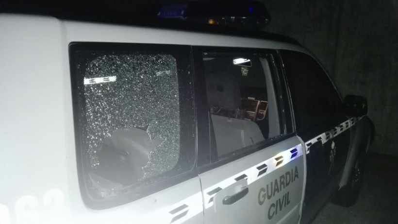 Estado del vehículo oficial tras haber sufrido la agresión. Estado del vehículo oficial tras haber sufrido la agresión.