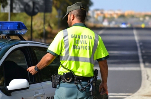 Un guardia civil en una patrulla de Tráfico Un guardia civil en una patrulla de Tráfico