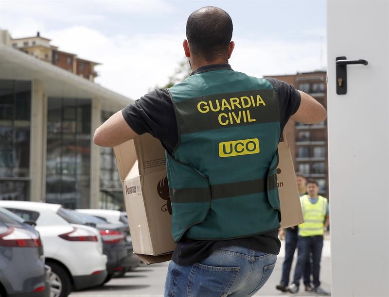 Un agente de la Unidad Central Operativa en una intervención. Un agente de la Unidad Central Operativa en una intervención.