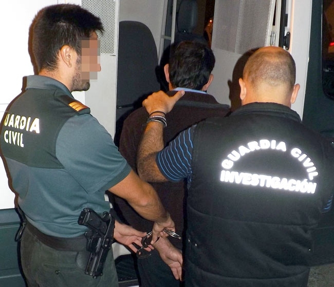 Dos agentes con un detenido. Dos agentes con un detenido.