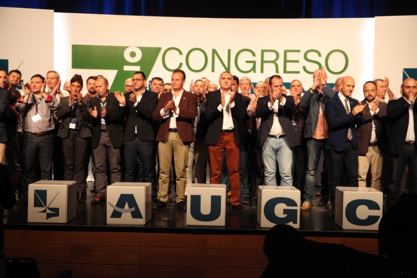 La Junta Directiva Nacional de AUGC y otros representantes de la organización saludan a los asistentes desde el escenario al finalizar el 7º Congreso Nacional La Junta Directiva Nacional de AUGC y otros representantes de la organización saludan a los asistentes desde el escenario al finalizar el 7º Congreso Nacional
