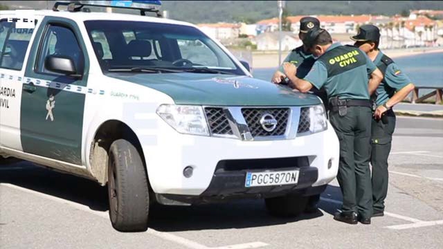 Captura del vídeo de EFE en el que se aprecia el lamentable estado de los neumáticos del vehículo oficial de la Guardia Civil. Captura del vídeo de EFE en el que se aprecia el lamentable estado de los neumáticos del vehículo oficial de la Guardia Civil.