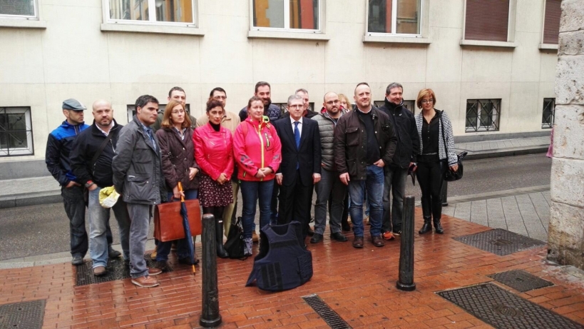 Alicia Sánchez, en el centro con una prenda roja y pantalón vaquero, posa junto a representantes de AUGC antes de prestar declaración esta mañana ante un juez militar en Valladolid. Alicia Sánchez, en el centro con una prenda roja y pantalón vaquero, posa junto a representantes de AUGC antes de prestar declaración esta mañana ante un juez militar en Valladolid.