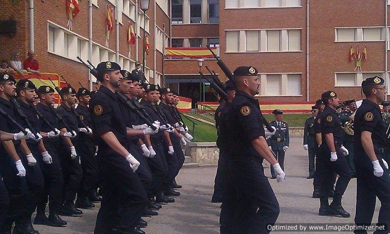 Los desfiles parecen ser más importantes que la seguridad. Los desfiles parecen ser más importantes que la seguridad.