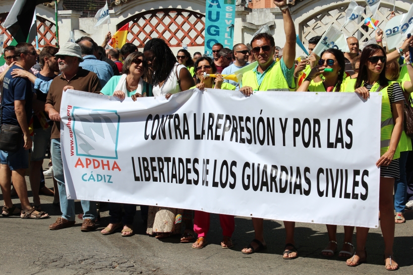Concentración el pasado mes de junio frente a la Comandancia de Cádiz para protestar contra el destierro de cuatro guardias civiles Concentración el pasado mes de junio frente a la Comandancia de Cádiz para protestar contra el destierro de cuatro guardias civiles
