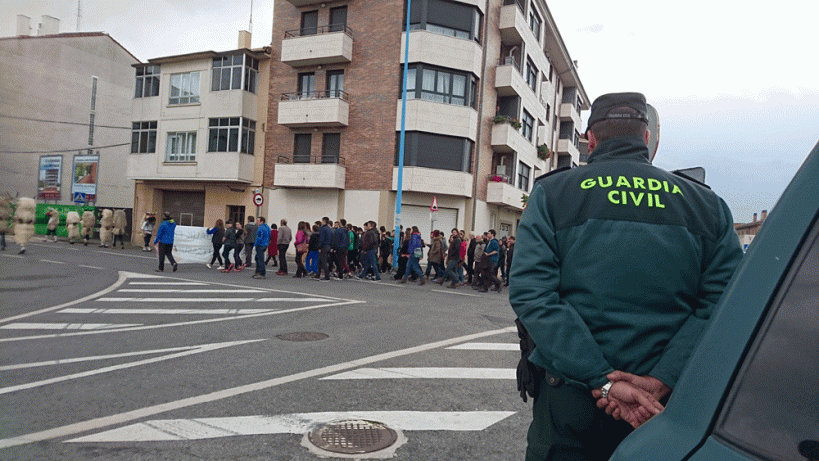 Manifestación en Alsasua contra la presencia de la Guardia Civil. FOTO: Danilo Albín / Público Manifestación en Alsasua contra la presencia de la Guardia Civil. FOTO: Danilo Albín / Público