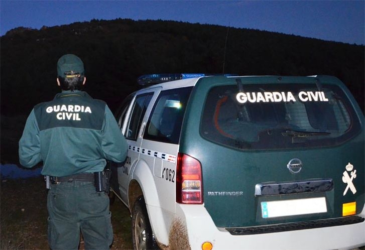 Un guardia civil durante un servicio nocturno. Un guardia civil durante un servicio nocturno.