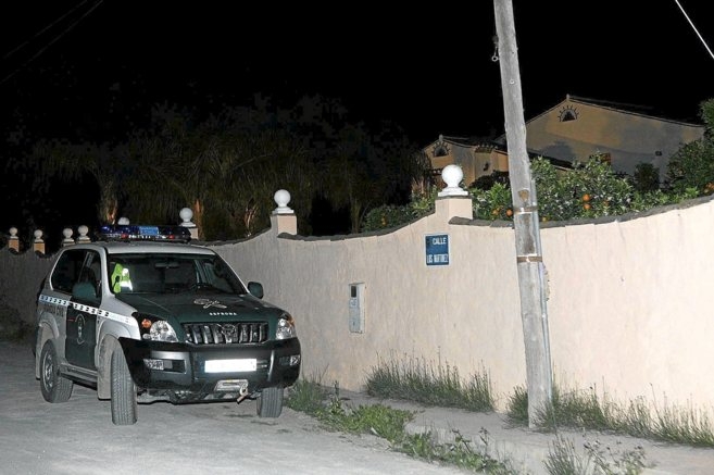 Un vehículo de la Guardia Civil, junto al domicilio de Alahurín de la Torre donde se cometieron los crímenes Un vehículo de la Guardia Civil, junto al domicilio de Alahurín de la Torre donde se cometieron los crímenes