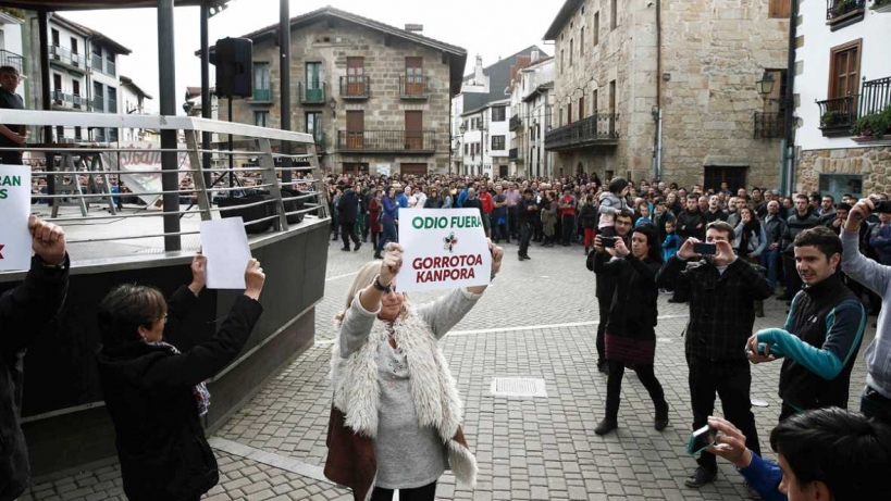 Imagen de archivo en la que cuatro víctimas del terrorismo y miembros del colectivo Covite defendían el pasado octubre la presencia de la Guardia Civil en la localidad navarra de Alsasua. Foto: EFE/ Jesús Diges Imagen de archivo en la que cuatro víctimas del terrorismo y miembros del colectivo Covite defendían el pasado octubre la presencia de la Guardia Civil en la localidad navarra de Alsasua. Foto: EFE/ Jesús Diges