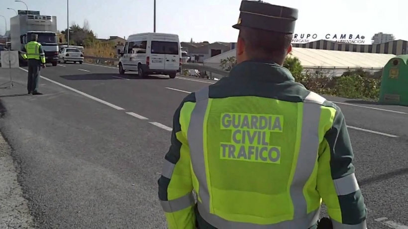 Dos guardias civiles vigilan el tráfico. Dos guardias civiles vigilan el tráfico.