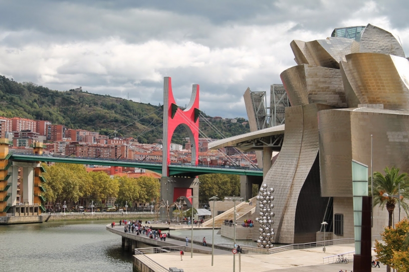 Puente de La Salve y Museo Guggenheim, en Bilbao Puente de La Salve y Museo Guggenheim, en Bilbao