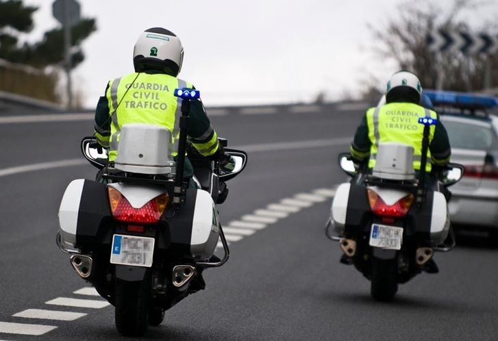 Dos motoristas de la Guardia Civil. Dos motoristas de la Guardia Civil.