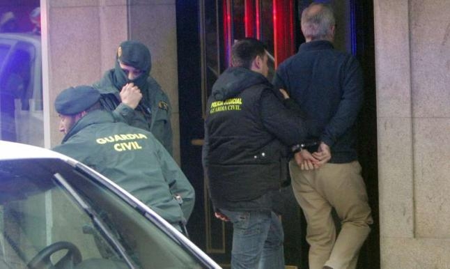 Alfonso Basterra, conducido por agentes de la Guardia Civil Alfonso Basterra, conducido por agentes de la Guardia Civil