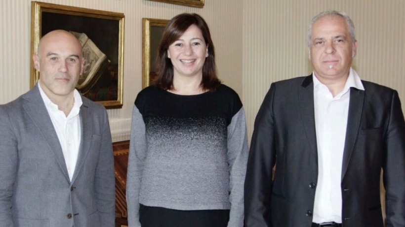 Francina Armengol posa junto a Zoilo Muñoz (izq) y Jesús Jiménez, representantes de AUGC Francina Armengol posa junto a Zoilo Muñoz (izq) y Jesús Jiménez, representantes de AUGC