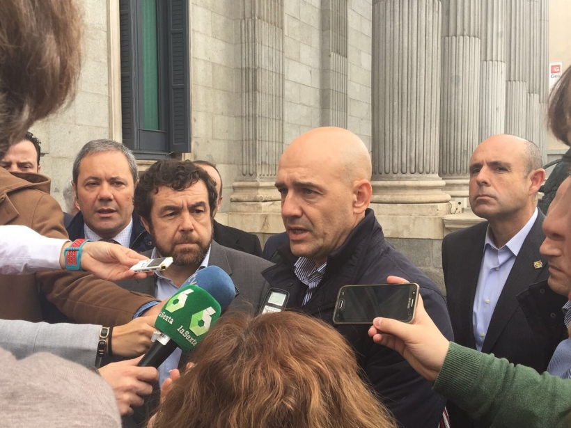 Juan Liébana, secretario nacional de Relaciones Institucionales de AUGC, atiende a los medios en presencia del diputado de Ciudadanos Miguel Gutiérrez. Juan Liébana, secretario nacional de Relaciones Institucionales de AUGC, atiende a los medios en presencia del diputado de Ciudadanos Miguel Gutiérrez.