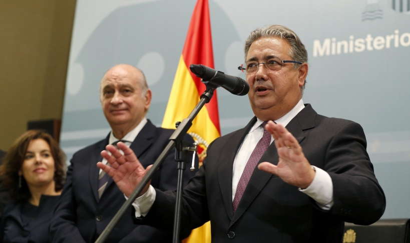 El ministro del Interior, Juan Ignacio Zoido, con su predecesor en el cargo, Jorge Fernández Díaz, ambos contemplados por una satisfecha Soraya Sáenz de Santamaría. El ministro del Interior, Juan Ignacio Zoido, con su predecesor en el cargo, Jorge Fernández Díaz, ambos contemplados por una satisfecha Soraya Sáenz de Santamaría.