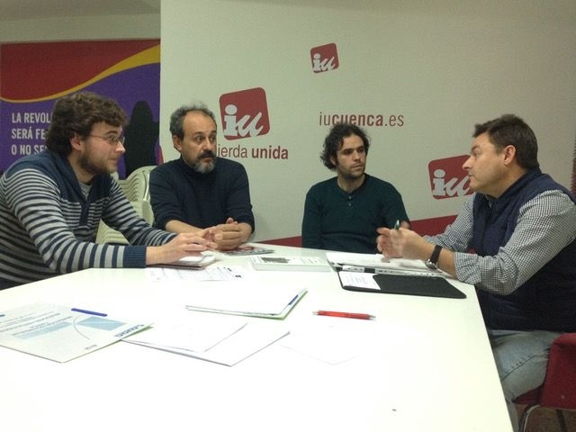 Un instante de la reunión de representantes de AUGC Cuenca con el coordinador de IU en la provincia. Un instante de la reunión de representantes de AUGC Cuenca con el coordinador de IU en la provincia.