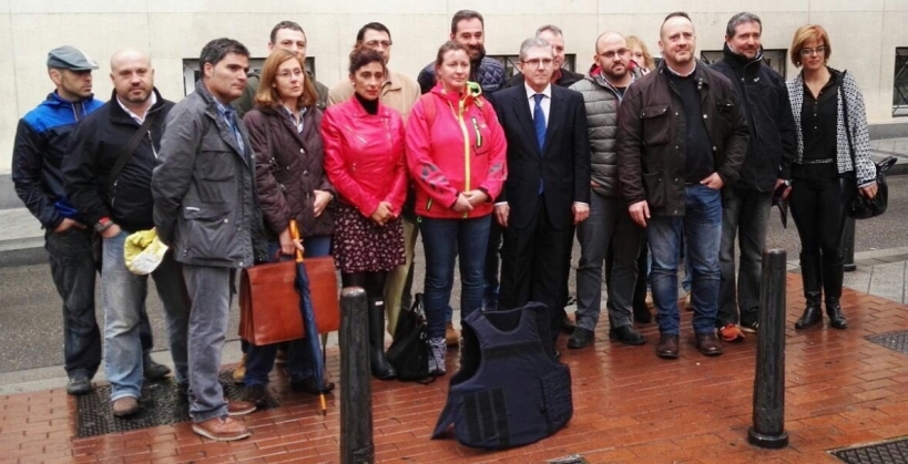 Las guardias civiles Pilar Villacorta y Alicia Sánchez, ambas de rojo, posan a las puertas del tribunal militar de Valladolid con representantes de AUGC frente a un chaleco antibalas. Las guardias civiles Pilar Villacorta y Alicia Sánchez, ambas de rojo, posan a las puertas del tribunal militar de Valladolid con representantes de AUGC frente a un chaleco antibalas.