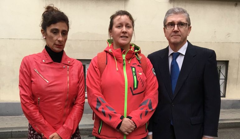 Alicia Sánchez, en el centro, flanqueada por Pilar Villacorta, entonces Secretaria Nacional de la Mujer en AUGC, y Mariano Casado, asesor jurídico de la asociación. Alicia Sánchez, en el centro, flanqueada por Pilar Villacorta, entonces Secretaria Nacional de la Mujer en AUGC, y Mariano Casado, asesor jurídico de la asociación.