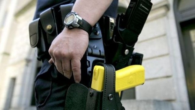 Un policía británico, equipado con un arma eléctrica. Un policía británico, equipado con un arma eléctrica.
