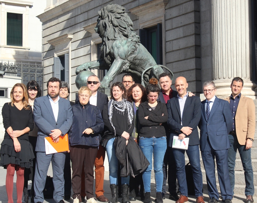Representantes de distintos grupos parlamentarios y de AUGC posan frente al Congreso con Alicia Sánchez (en el centro, con pañuelo). Representantes de distintos grupos parlamentarios y de AUGC posan frente al Congreso con Alicia Sánchez (en el centro, con pañuelo).
