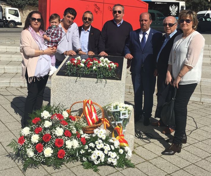 El secretario general de AUGC Toledo (en el centro con gafas oscuras), junto con varias víctimas del terrorismo El secretario general de AUGC Toledo (en el centro con gafas oscuras), junto con varias víctimas del terrorismo