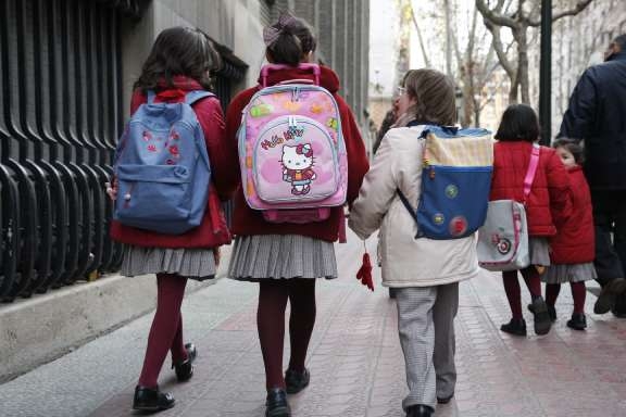 Los guardias civiles que estén pendientes de nuevo destino por vacantes y tengan hijos en edad escolar ya podrán saber antes del verano en qué centro matricular a sus hijos. Los guardias civiles que estén pendientes de nuevo destino por vacantes y tengan hijos en edad escolar ya podrán saber antes del verano en qué centro matricular a sus hijos.