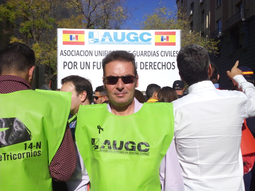 Mariano España, durante la manifestación del 14 de noviembre de 2015, la Marea de Tricornios. Mariano España, durante la manifestación del 14 de noviembre de 2015, la Marea de Tricornios.