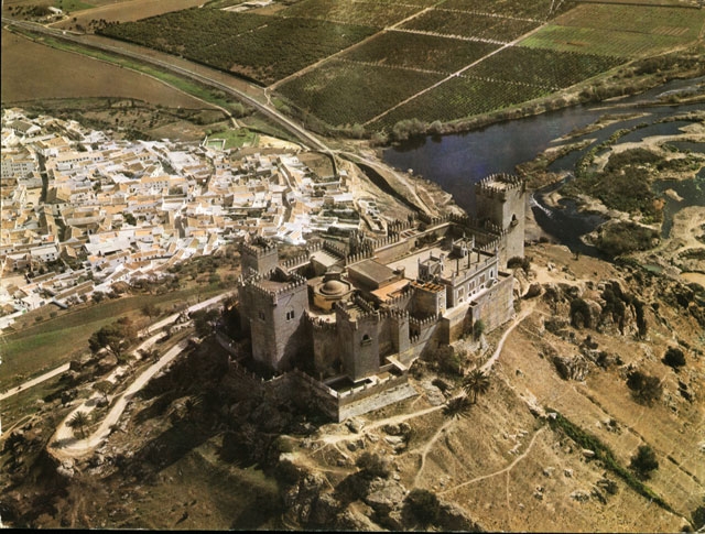 Vista aérea de la localidad cordobesa de Almodóvar del Río, donde tuvo lugar la agresión. Vista aérea de la localidad cordobesa de Almodóvar del Río, donde tuvo lugar la agresión.