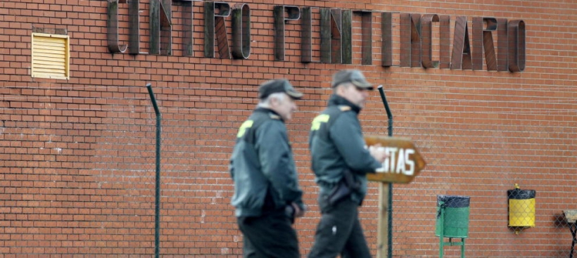 Dos guardias civiles frente a un centro penitenciario. Dos guardias civiles frente a un centro penitenciario.