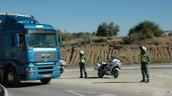 Dos agentes de Tráfico desviando un camión