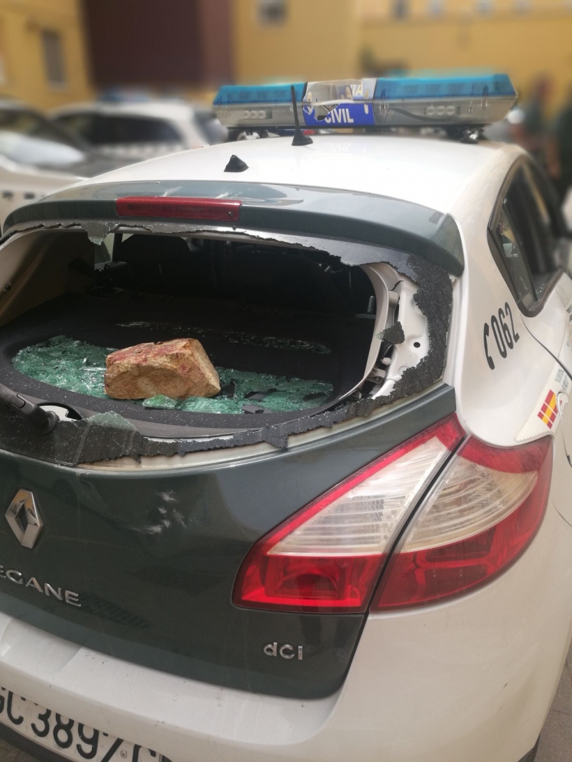 Estado en el que quedó uno de los vehículos de la Guardia Civil atacados Estado en el que quedó uno de los vehículos de la Guardia Civil atacados