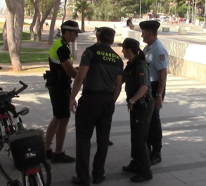 Guardias civiles y policías locales en una localidad costera durante el verano. Guardias civiles y policías locales en una localidad costera durante el verano.