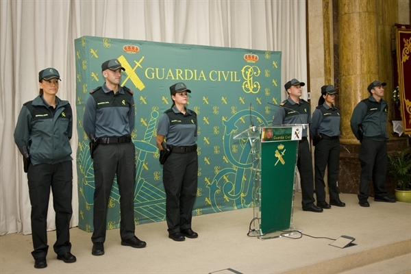 El uniforme bicolor, en su presentación ante los medios. El uniforme bicolor, en su presentación ante los medios.