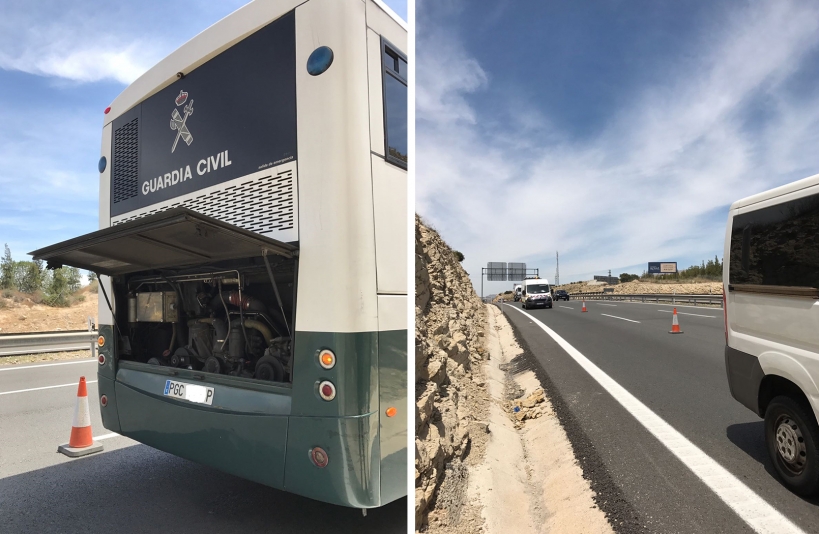 A la izquierda, el autobús averiado. A la derecha, la autovía balizada, en pleno cambio de rasante. A la izquierda, el autobús averiado. A la derecha, la autovía balizada, en pleno cambio de rasante.