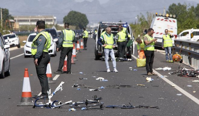 Guardais civiles regulan el tráfico en el lugar donde ocurrió el atropello.