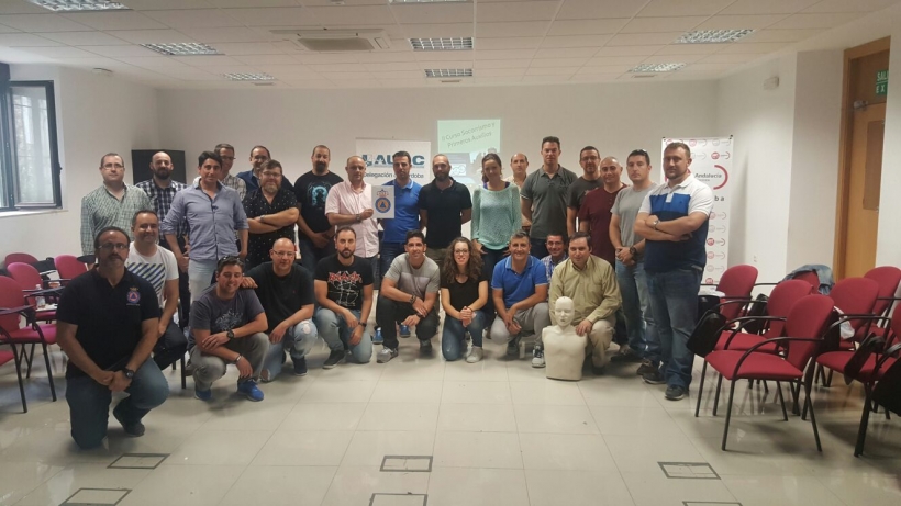 Los asistentes al curso posan para la foto de familia. Los asistentes al curso posan para la foto de familia.