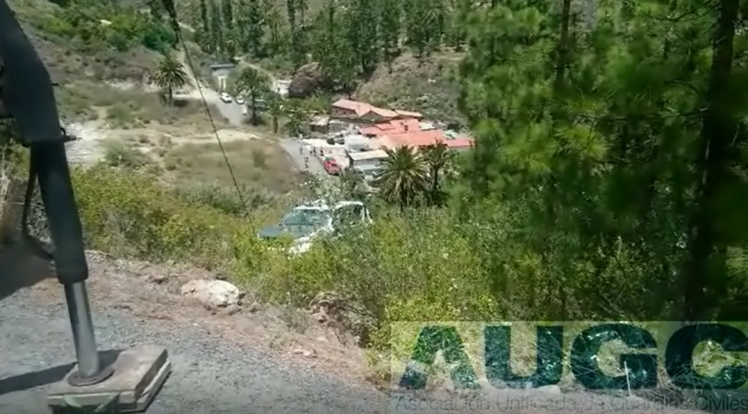El vehículo de la Guardia Civil, siendo rescatado por una grúa. El vehículo de la Guardia Civil, siendo rescatado por una grúa.