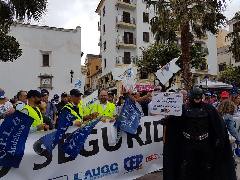 La delegación de AUGC en Cádiz participó activamente en la concentración. La delegación de AUGC en Cádiz participó activamente en la concentración.